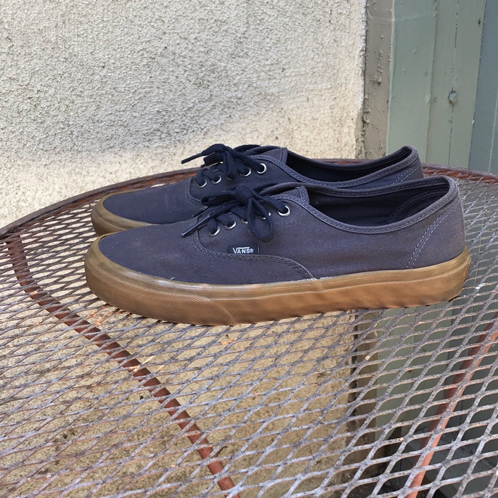 Navy blue/Gum sole vans authentic. 9.5.